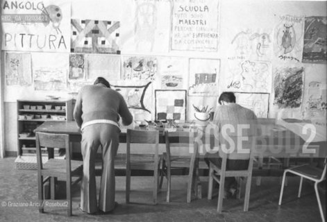 VENEZIA 1978 PAZIENTI SAN SERVOLO © ARCHIVIO Graziano Arici/Rosebud2  OSPEDALE PSICHIATRICO SAN SERVOLO PAZIENTI DISEGNI ANGOLO DELLA PITTURA
