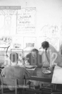 VENEZIA 1978 PAZIENTI SAN SERVOLO © ARCHIVIO Graziano Arici/Rosebud2  OSPEDALE PSICHIATRICO SAN SERVOLO PAZIENTI DISEGNI ANGOLO DELLA PITTURA