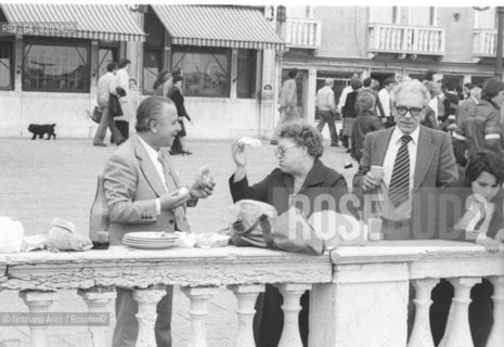 VENEZIA 1978 TURISTI IN RIVA DEGLI SCHIAVONI © ARCHIVIO Graziano Arici/Rosebud2  RIVA DEGLI SCHIAVONI TURISTI PRANZO AL SACCO