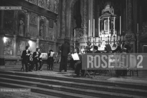 VENEZIA 1978 ABBADO E LORCHESTRA DA CAMERA DI VENEZIA © ARCHIVIO Graziano Arici/Rosebud2  MUSICA DIRETTORE ORCHESTRA ROBERTO ABBADO ORCHESTRA DA CAMERA DI VENEZIA CHIESA SANTO STEFANO