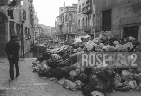 VENEZIA 1978 IMMONDIZIA IN CALLE A VENEZIA © ARCHIVIO Graziano Arici/Rosebud2  DEGRADO CITTA SPORCIZIA IMMONDIZIA CUMULI VENEZIA