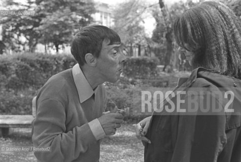 VENEZIA 1978 PAZIENTE OSPEDALE DI SAN SERVOLO © ARCHIVIO Graziano Arici/Rosebud2  OSPEDALE PSICHIATRICO ISOLA SAN SERVOLO VENEZIA PAZIENTE IN GIARDINO