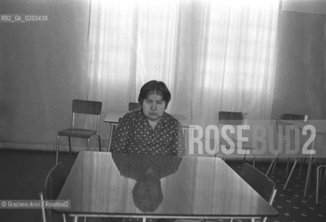 VENEZIA 1978 PAZIENTE OSPEDALE DI SAN SERVOLO © ARCHIVIO Graziano Arici/Rosebud2  OSPEDALE PSICHIATRICO ISOLA SAN SERVOLO VENEZIA PAZIENTE SEDUTA