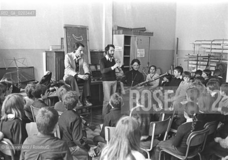 VENEZIA 1978 CORSO DI MUSICA COMUNE © ARCHIVIO Graziano Arici/Rosebud2  CORSO MUSICA COMUNE BAMBINI SCUOLA INSEGNANTI