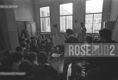 VENEZIA 1978 CORSO DI MUSICA COMUNE © ARCHIVIO Graziano Arici/Rosebud2  CORSO MUSICA COMUNE BAMBINI SCUOLA INSEGNANTI