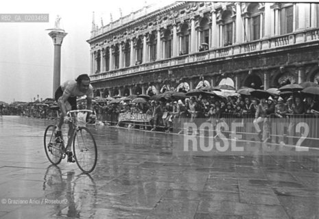 VENEZIA 1978 GIRO DITALIA TAPPA A PIAZZA SAN MARCO ©ARCHIVIO Graziano Arici/Rosebud2 CICLISTA FRANCESCO MOSER ARRIVO PIAZZA SAN MARCO VENEZIA GARA SPORTIVA PUBBLICO TIFOSI