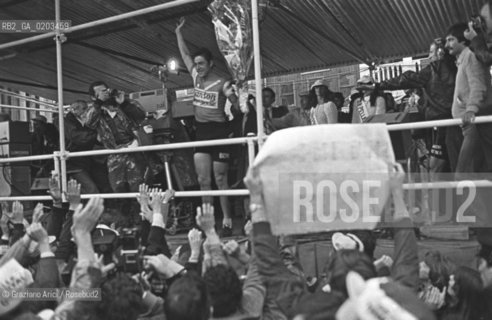 VENEZIA 1978 GIRO DITALIA A PIAZZA SAN MARCO VINCITORE DELLA TAPPA SUL PODIO  ©ARCHIVIO Graziano Arici/Rosebud2 CICLISTA FRANCESCO MOSER ARRIVO PIAZZA SAN MARCO VENEZIA GARA SPORTIVA PODIO VITTORIA TAPPA TIFOSI