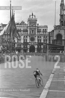 VENEZIA 1978 GIRO DITALIA ARRIVO TAPPA A PIAZZA SAN MARCO ©ARCHIVIO Graziano Arici/Rosebud2 CICLISTA FRANCESCO MOSER ARRIVO PIAZZA SAN MARCO VENEZIA GARA SPORTIVA PUBBLICO TIFOSI