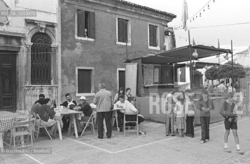VENEZIA 1978 FESTA UNITA E PESCA A MURANO © ARCHIVIO Graziano Arici/Rosebud2  FESTA PCI UNITA PESCA GIOCO BAMBINI MURANO