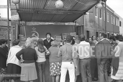 VENEZIA 1978 BANCHETTO DELLA PESCA ALLA FESTA DELLUNITA © ARCHIVIO Graziano Arici/Rosebud2  FESTA UNITA PCI PESCA GIOCO MURANO