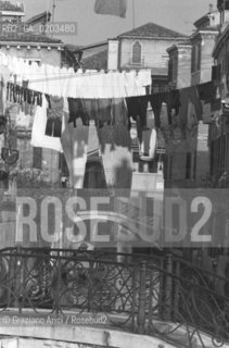 VENEZIA 1979 PANNI STESI NELLE CASE VENEZIANE © ARCHIVIO Graziano Arici/Rosebud2  VENEZIA USANZE PANNI STESI CASE VENEZIANE USI E COSTUMI
