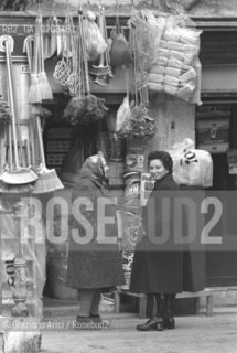VENEZIA 1979 SIGNORE CHE PARLANO DAVANTI AD UN NEGOZIO © ARCHIVIO Graziano Arici/Rosebud2  TRADIZIONI USI COSTUMI VENEZIA SIGNORE NEGOZIO