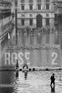 VENEZIA 1979 ACQUA ALTA © ARCHIVIO Graziano Arici/Rosebud2  PROBLEMI VENEZIA ACQUA ALTA PIAZZA SAN MARCO VEDUTA DALLALTO PASSERELLE