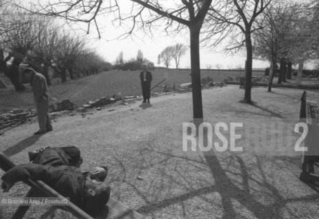 VENEZIA 1979 PAZIENTI DELLOSPEDALE DI SAN CLEMENTE IN GIARDINO © ARCHIVIO Graziano Arici/Rosebud2  ISOLA SAN CLEMENTE PAZIENTI OSPEDALE PSICHIATRICO