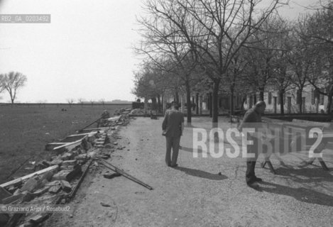 VENEZIA 1979 PAZIENTI DELLOSPEDALE DI SAN CLEMENTE IN GIARDINO © ARCHIVIO Graziano Arici/Rosebud2  ISOLA SAN CLEMENTE PAZIENTI OSPEDALE PSICHIATRICO