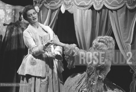 VENEZIA 1979 CARLA GRAVINA E GRAZIA MARIA SPINA IN SCENA © ARCHIVIO Graziano Arici/Rosebud2  ATTRICE CARLA GRAVINA MARIA GRAZIA SPINA TEATRO GOLDONI SPETTACOLO COMMEDIA CARLO GOLDONI LA LOCANDIERA