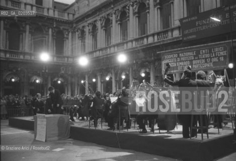 VENEZIA 1979 CONCERTO DI PROTESTA DELLORCHESTRA DELLA FENICE © ARCHIVIO Graziano Arici/Rosebud2  SCIOPERO NAZIONALE ENTI LIRICI CONCERTO PROTESTA ORCHESTRA TEATRO LA FENICE PIAZZA SAN MARCO