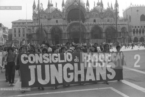 VENEZIA 1979 MANIFESTAZIONE OPERAI © ARCHIVIO Graziano Arici/Rosebud2  PROTESTA CONSIGLIO DI  FABBRICA JUNGHANS PIAZZA SAN MARCO