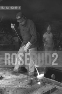 VENEZIA 1979 OPERAI IN FONDERIA VALESE © ARCHIVIO Graziano Arici/Rosebud2  FONDERIA VALESE ARTIGIANATO CENTRO STORICO