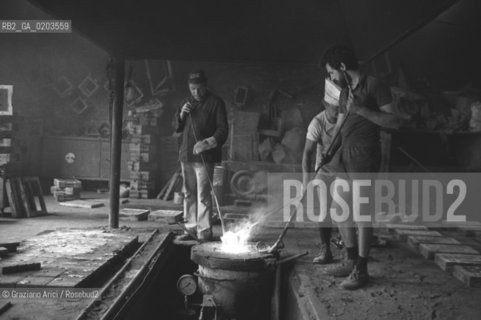 VENEZIA 1979 OPERAI CHE LAVORANO IN FONDERIA VALESE © ARCHIVIO Graziano Arici/Rosebud2  FONDERIA VALESE ARTIGIANATO CENTRO STORICO