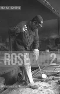 VENEZIA 1979 OPERAIO CHE LAVORANO IN FONDERIA VALESE © ARCHIVIO Graziano Arici/Rosebud2  FONDERIA VALESE ARTIGIANATO CENTRO STORICO
