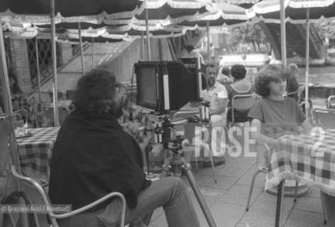 VENEZIA 1979 FOTOGRAFO NEAL SLAVIN IN UN BAR VICINO AL PONTE DELLACCADEMIA © ARCHIVIO Graziano Arici/Rosebud2  MOSTRA VENEZIA 79 LA FOTOGRAFIA WORKS SHOPS