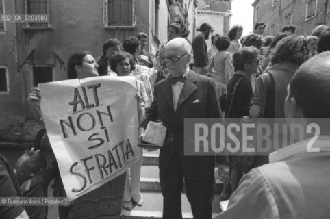 VENEZIA 1979 SFRATTATI SUNIA SU PONTE © ARCHIVIO Graziano Arici/Rosebud2  PROTESTA CITTADINI SUNIA SFRATTO CARTELLI PROTESTA DIRITTI CITTADINI