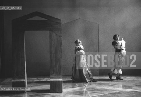 MILANO 1979 COMMEDIA LILLUSION COMIQUE © ARCHIVIO Graziano Arici/Rosebud2  COMMEDIA TEATRALE  AUTORE PIERRE CORNEILLE REGIA WALTER PAGLIARO ATTORI TINO SCHIRINZI MICAELA ESDRA TEATRO PICCOLO MILANO