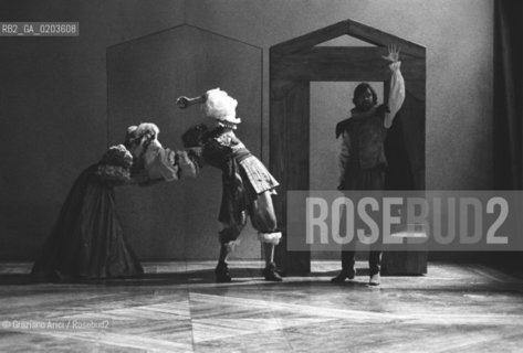 MILANO 1979 COMMEDIA LILLUSION COMIQUE © ARCHIVIO Graziano Arici/Rosebud2  COMMEDIA TEATRALE  AUTORE PIERRE CORNEILLE REGIA WALTER PAGLIARO ATTORI TINO SCHIRINZI MICAELA ESDRA TEATRO PICCOLO MILANO