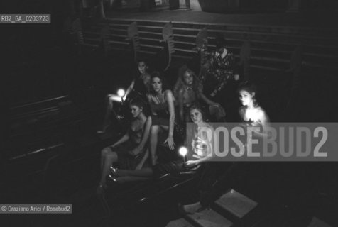 VENEZIA 1979 WORKS SHOPS CON IL FOTOGRAFO OLIVIERO TOSCANI © ARCHIVIO Graziano Arici/Rosebud2  MOSTRA VENEZIA79 LA FOTOGRAFIA WORKS SHOPS GONDOLE VENEZIA