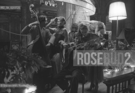 VENEZIA 1979 WORKS SHOPS CON IL FOTOGRAFO OLIVIERO TOSCANI © ARCHIVIO Graziano Arici/Rosebud2  MOSTRA VENEZIA79 LA FOTOGRAFIA WORKS SHOPS VENEZIA