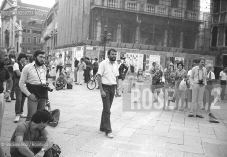 VENEZIA 1979 FOTOGRAFO OLIVIERO TOSCANI  © ARCHIVIO Graziano Arici/Rosebud2  MOSTRA VENEZIA79 LA FOTOGRAFIA WORKS SHOPS CAMPO SANTO STEFANO
