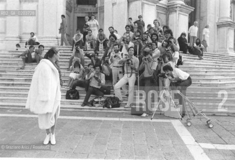 VENEZIA 1979 FOTOGRAFO OLIVIERO TOSCANI  © ARCHIVIO Graziano Arici/Rosebud2  MOSTRA VENEZIA79 LA FOTOGRAFIA WORKS SHOPS MADONNA DELLA SALUTE