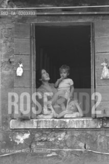 VENEZIA 1979 DONNA E BAMBINI AFFACCIATI ALLA FINIESTRA © ARCHIVIO Graziano Arici/Rosebud2  USI COSTUMI USANZE VENEZIA VITA GENTE COMUNE PER STRADA