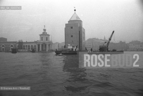 VENEZIA 1979 OPERA IL GRAN TEATRO DEL MONDO DELLARCHITETTO DESIGNER ALDO ROSSI © ARCHIVIO Graziano Arici/Rosebud2  BIENNALE 79 TEATRO BARCA TEATRO GALLEGGIANTE LAGUNA