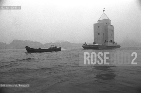 VENEZIA 1979 OPERA IL GRAN TEATRO DEL MONDO DELLARCHITETTO DESIGNER ALDO ROSSI © ARCHIVIO Graziano Arici/Rosebud2  BIENNALE 79 TEATRO BARCA TEATRO GALLEGGIANTE LAGUNA