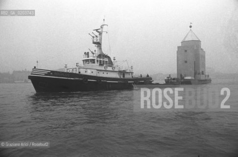 VENEZIA 1979 OPERA IL GRAN TEATRO DEL MONDO DELLARCHITETTO DESIGNER ALDO ROSSI © ARCHIVIO Graziano Arici/Rosebud2  BIENNALE 79 TEATRO BARCA TEATRO GALLEGGIANTE LAGUNA BARCA