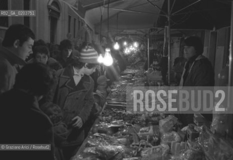 VENEZIA 1979 BANCARELLE A RIALTO © ARCHIVIO Graziano Arici/Rosebud2  MERCATO DI RIALTO PERSONE VENDITORI BANCERELLE