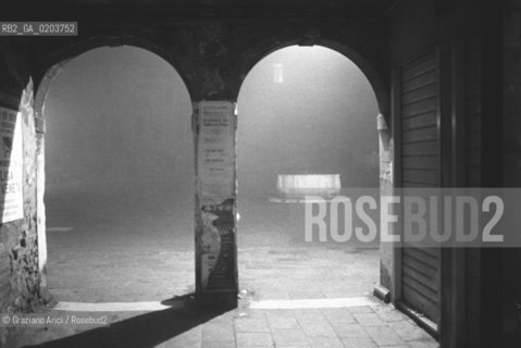 VENEZIA 1979 NOTTURNA CON NEBBIA DI VENEZA © ARCHIVIO Graziano Arici/Rosebud2  VENEZIA ARCHI POZZO CAMPO