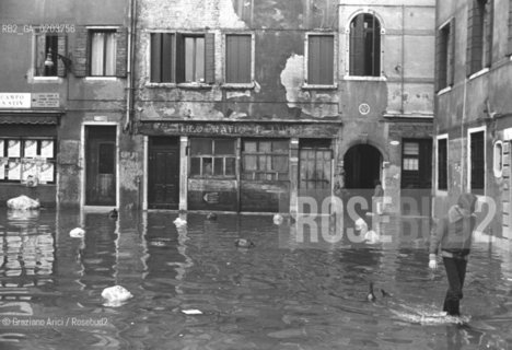 VENEZIA 1979 ACQUA ALTA © ARCHIVIO Graziano Arici/Rosebud2  ALTA MAREA CAMPO SAN STIN BAMBINI PROBLEMI DISAGI VENEZIA