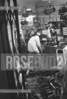 VENEZIA 1979 ACQUA ALTA NEI NEGOZI © ARCHIVIO Graziano Arici/Rosebud2  ALTA MAREA CAMPO SAN STIN BAMBINI PROBLEMI DISAGI VENEZIA NEGOZIO SCARPE