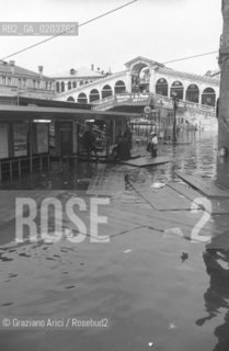 VENEZIA 1979 ACQUA ALTA A VENEZIA © ARCHIVIO Graziano Arici/Rosebud2  ALTA MAREA DISAGI PROBLEMI VENEZIA PONTE DI RIALTO