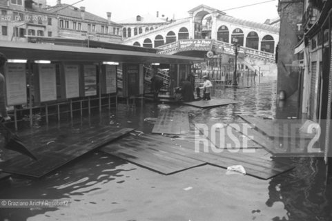 VENEZIA 1979 ACQUA ALTA A VENEZIA © ARCHIVIO Graziano Arici/Rosebud2  ALTA MAREA DISAGI PROBLEMI VENEZIA PONTE DI RIALTO