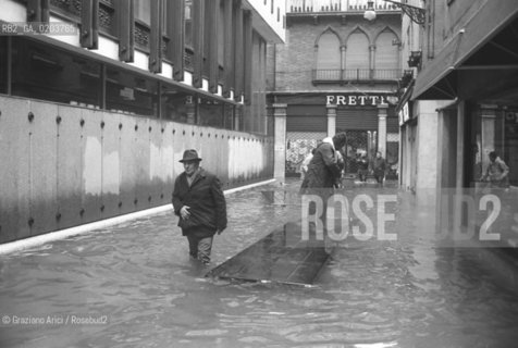 VENEZIA 1979 ACQUA ALTA A VENEZIA © ARCHIVIO Graziano Arici/Rosebud2  ALTA MAREA DISAGI PROBLEMI VENEZIA PASSERELLA