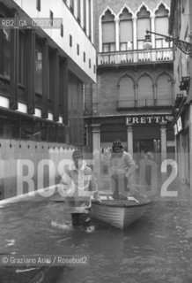 VENEZIA 1979 ACQUA ALTA A VENEZIA © ARCHIVIO Graziano Arici/Rosebud2  ALTA MAREA DISAGI PROBLEMI VENEZIA BARCA IN CALLE