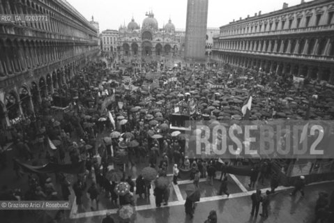 VENEZIA 1980 MANIFESTAZIONE SINDACALE © ARCHIVIO Graziano Arici/Rosebud2  PORTO MARGHERA MANIFESTANTI PROTESTA SINDACATI PIAZZA SAN MARCO
