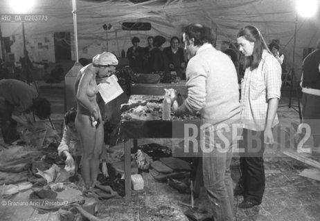 VENEZIA 1980 DONATO SARTORI BIENNALE TEATRO © ARCHIVIO Graziano Arici/Rosebud2  BIENNALE 80 TEATRO PERFORMANCE ALLESTIMENTO MASCHERE CALCHI CORPI NUDI CARNEVALE TEATRINO PALAZZO GRASSI