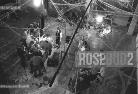 VENEZIA 1980 BIENNALE TEATRO CON DONATO SARTORI © ARCHIVIO Graziano Arici/Rosebud2  BIENNALE 80 TEATRO PERFORMANCE ALLESTIMENTO MASCHERE CALCHI CORPI NUDI CARNEVALE TEATRINO PALAZZO GRASSI VEDUTA DALLALTO