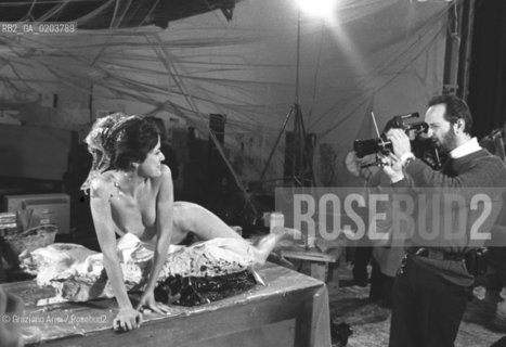 VENEZIA 1980 BIENNALE TEATRO CON DONATO SARTORI © ARCHIVIO Graziano Arici/Rosebud2  BIENNALE 80 TEATRO PERFORMANCE ALLESTIMENTO MASCHERE CALCHI CORPI NUDI CARNEVALE TEATRINO PALAZZO GRASSI