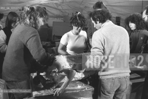 VENEZIA 1980 BIENNALE TEATRO CON DONATO SARTORI © ARCHIVIO Graziano Arici/Rosebud2  BIENNALE 80 TEATRO PERFORMANCE ALLESTIMENTO MASCHERE CALCHI CORPI NUDI CARNEVALE TEATRINO PALAZZO GRASSI